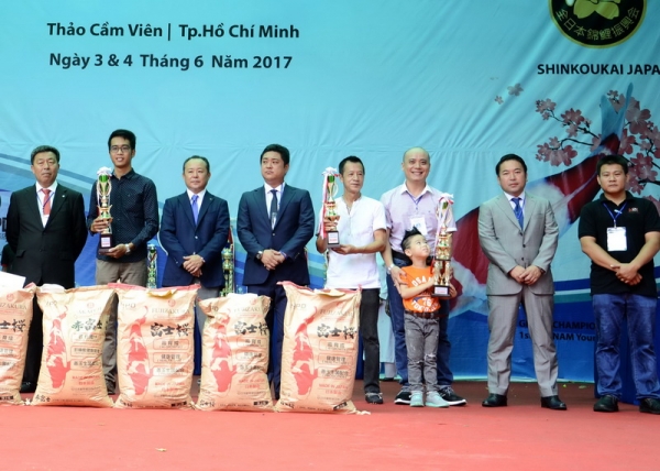 Cá Koi Việt giành cup tại giải Young Koi Show 2017