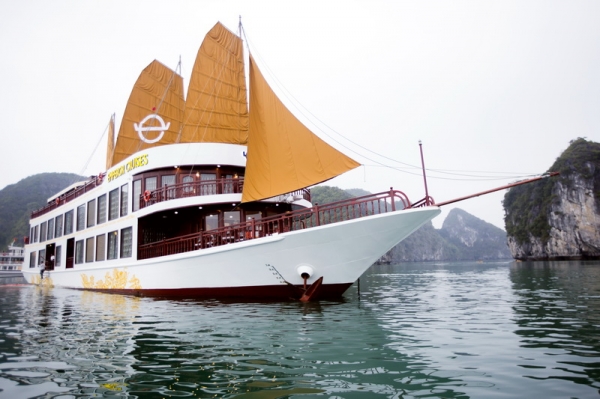 Du thuyền Emperor Cruises quyến rũ nhất trên vịnh Bái Tử Long