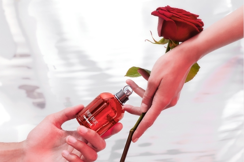 Sự lãng mạn trong từng nốt hương của thương hiệu nước hoa Valentino