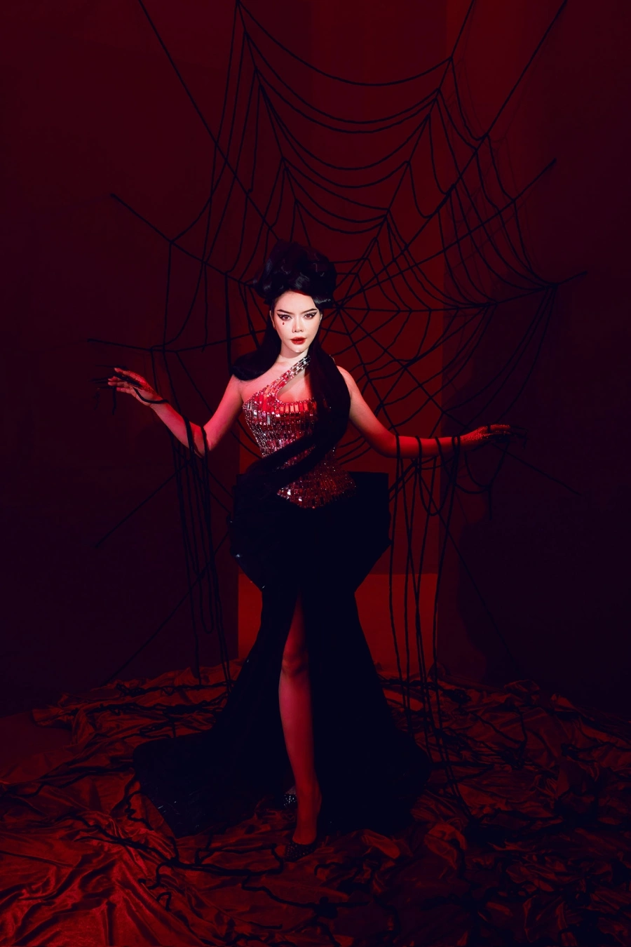 Lý Nhã Kỳ hóa thân thành minh tinh Megan Fox, Black Widow chơi Halloween