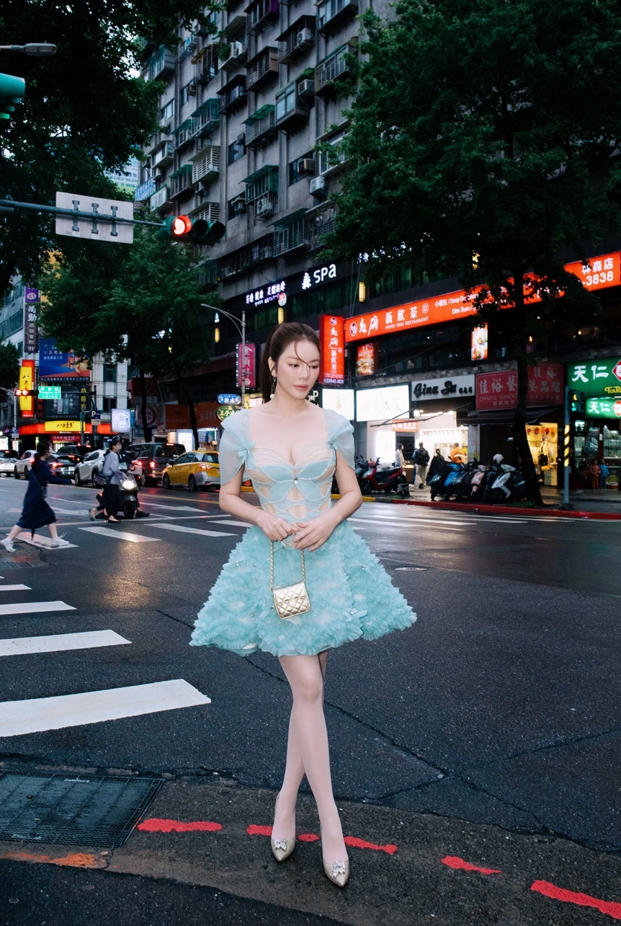 Lý Nhã Kỳ 'thả dáng' street style đầy cuốn hút trên đường phố Đài Bắc