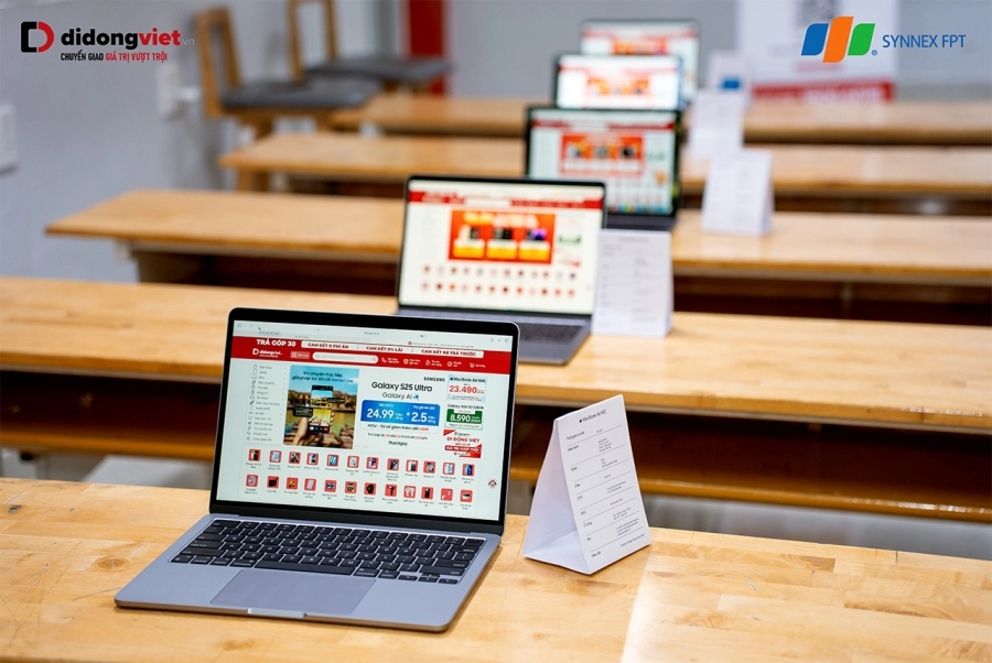Sinh viên ĐH Ngoại thương hào hứng ‘bóc tính năng ẩn’ của MacBook cùng D.Educare