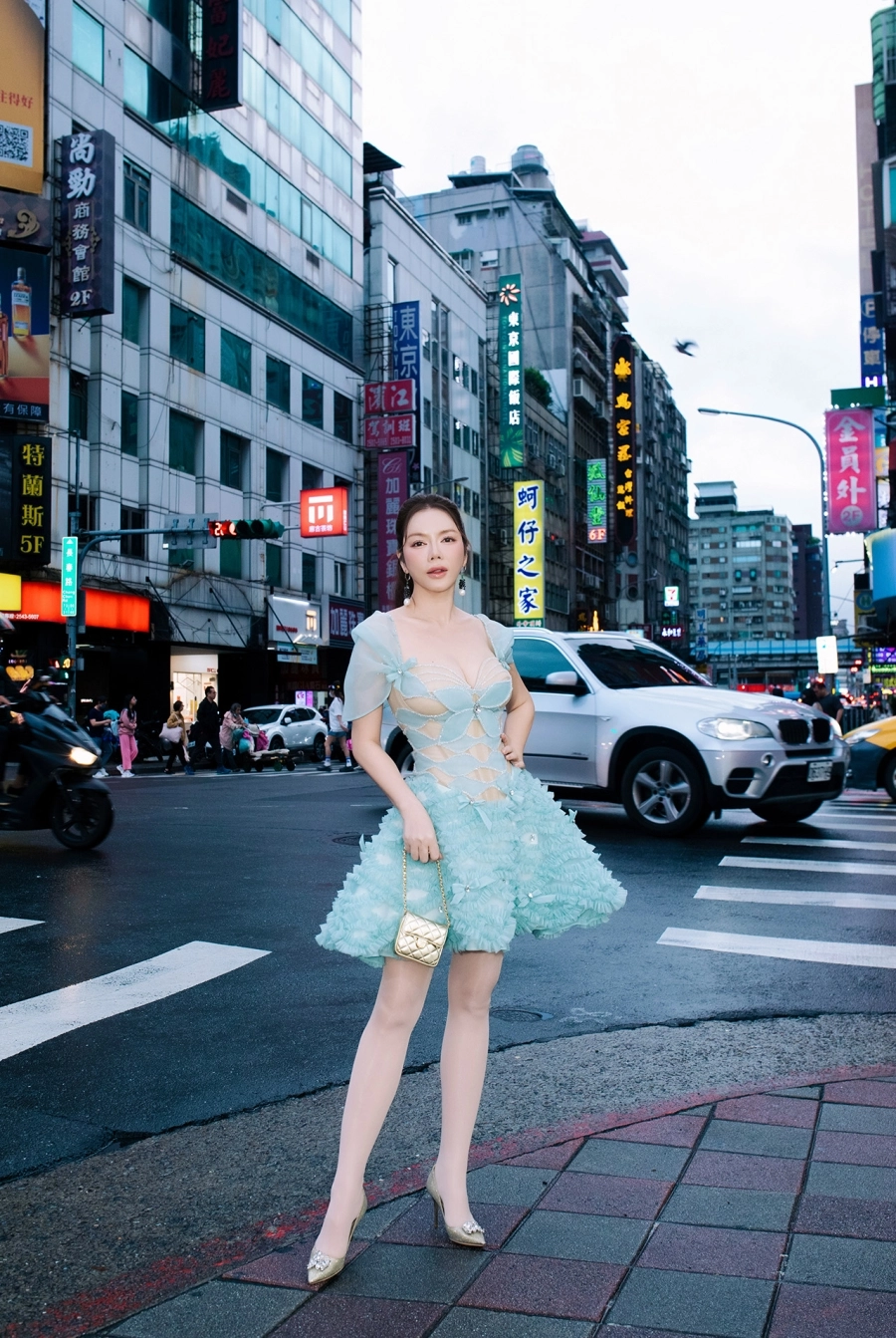 Lý Nhã Kỳ 'thả dáng' street style đầy cuốn hút trên đường phố Đài Bắc