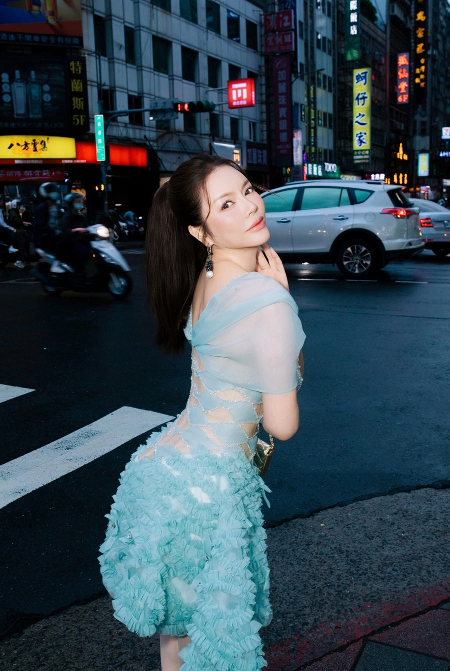 Lý Nhã Kỳ 'thả dáng' street style đầy cuốn hút trên đường phố Đài Bắc