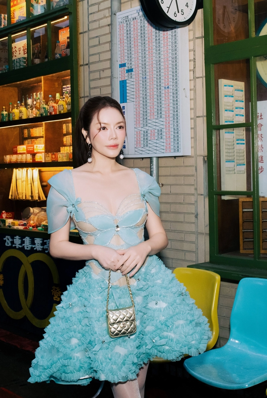 Lý Nhã Kỳ 'thả dáng' street style đầy cuốn hút trên đường phố Đài Bắc
