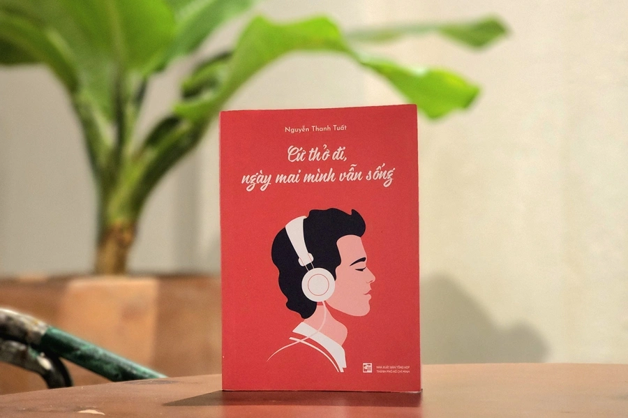 Tác giả - Ths Nguyễn Thanh Tuất trình làng tác phẩm 'Cứ thở đi, ngày mai mình vẫn sống'