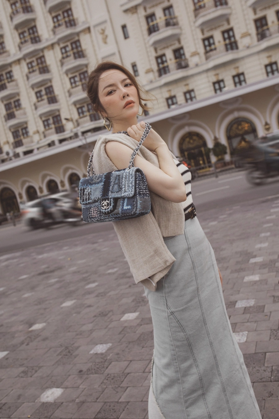 Lý Nhã Kỳ thả dáng street style nhẹ nhàng giữa trung tâm Sài thành