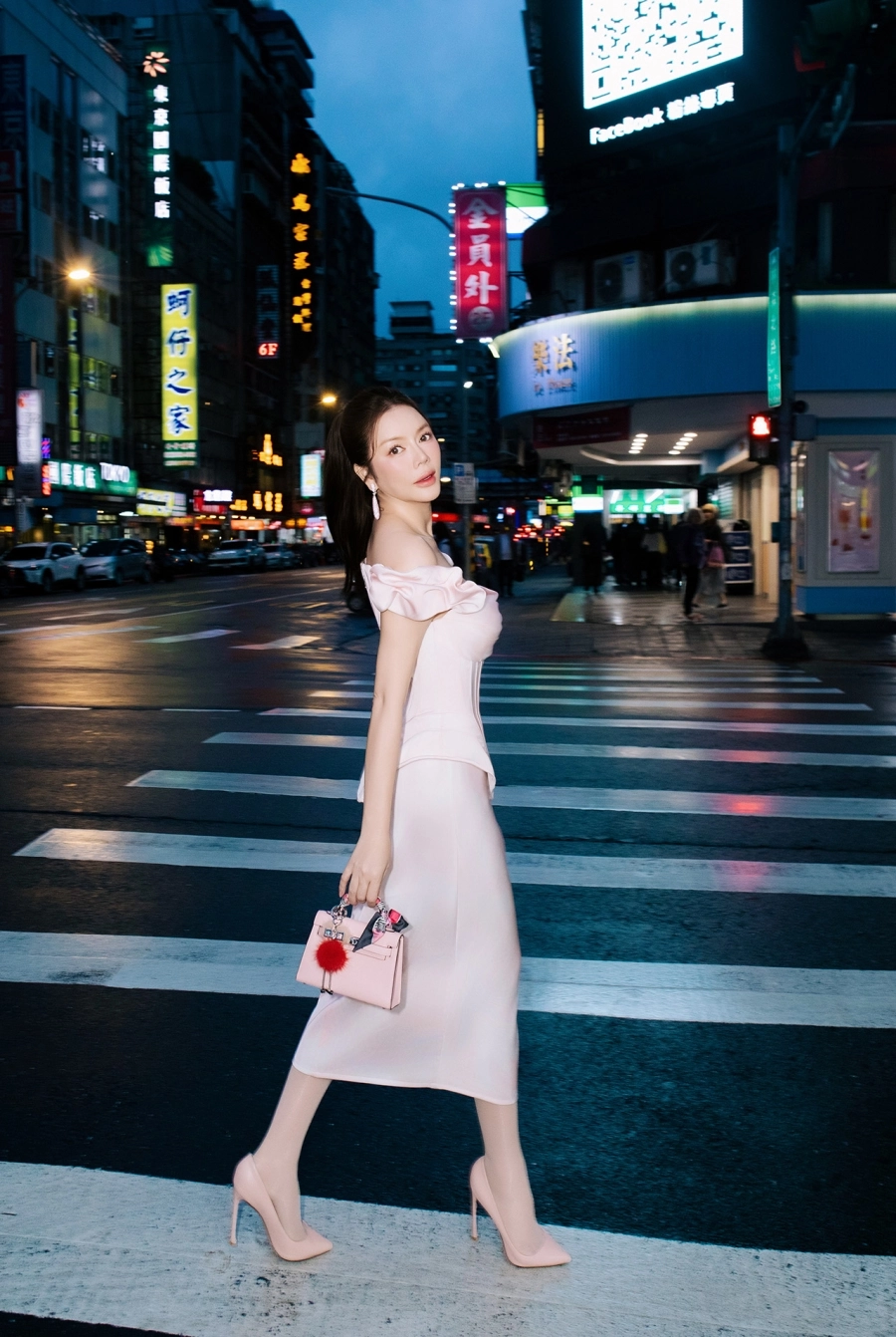 Lý Nhã Kỳ 'thả dáng' street style đầy cuốn hút trên đường phố Đài Bắc