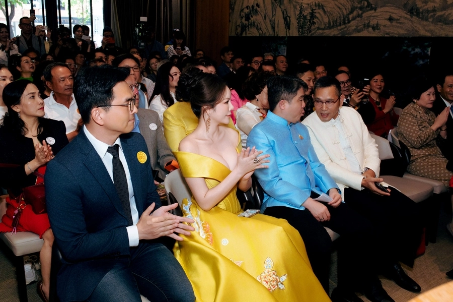 Lý Nhã Kỳ dự khai trương triển lãm 'vua ngọc bích' Soofeen Hu tại Đài Bắc