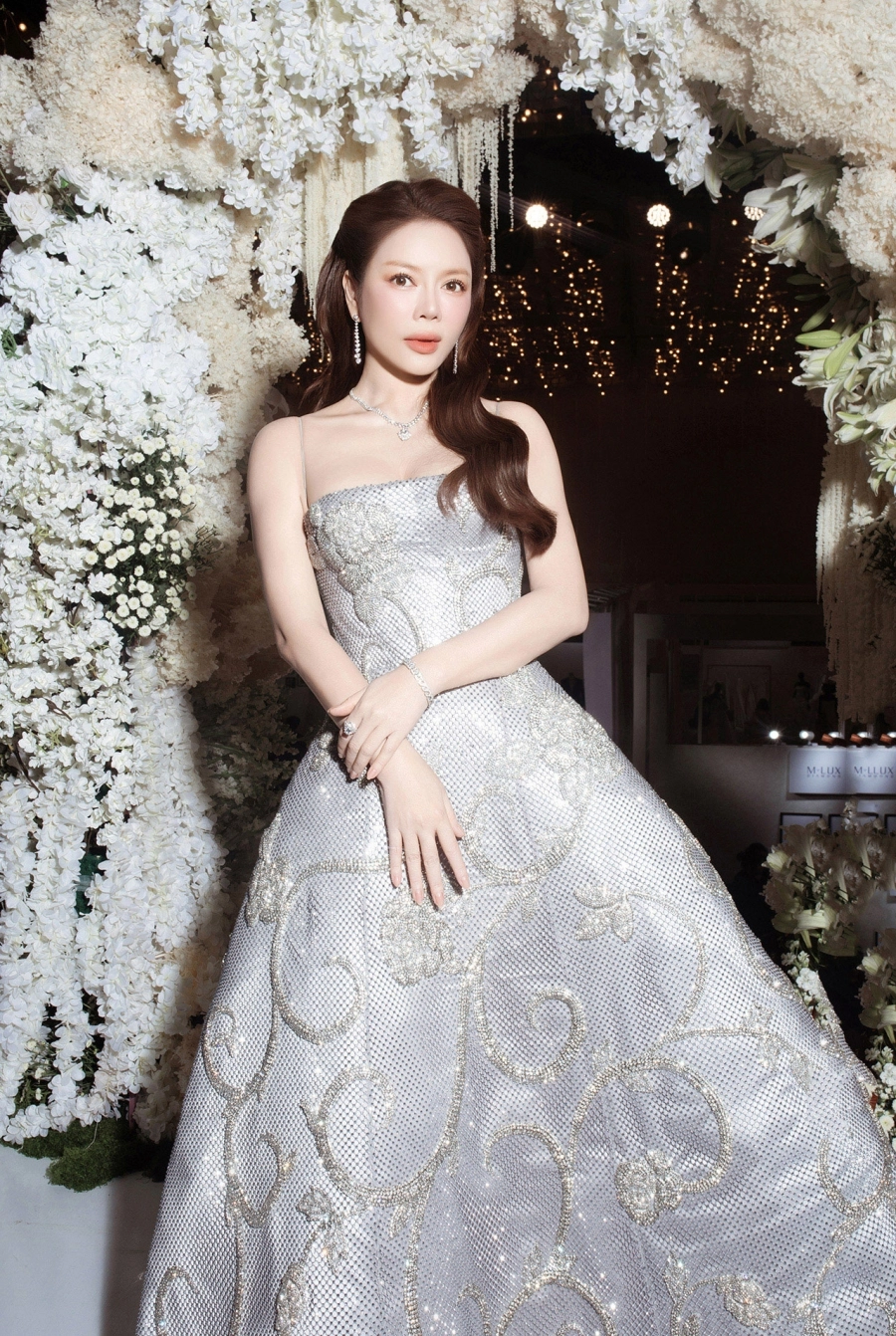 Lý Nhã Kỳ kiêu sa với đầm dạ hội độc bản dự show váy cưới của NTK Chung Thanh Phong