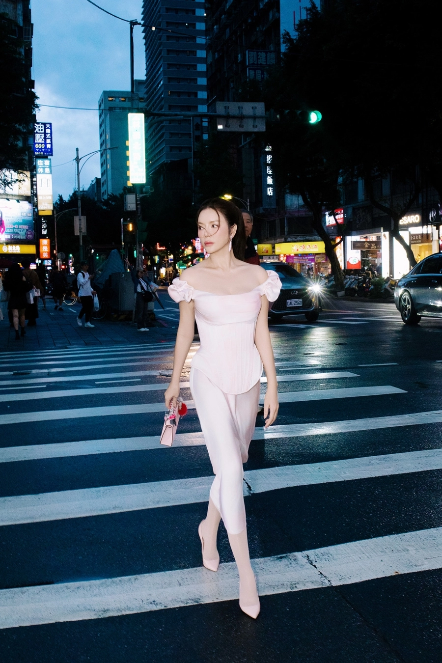 Lý Nhã Kỳ 'thả dáng' street style đầy cuốn hút trên đường phố Đài Bắc