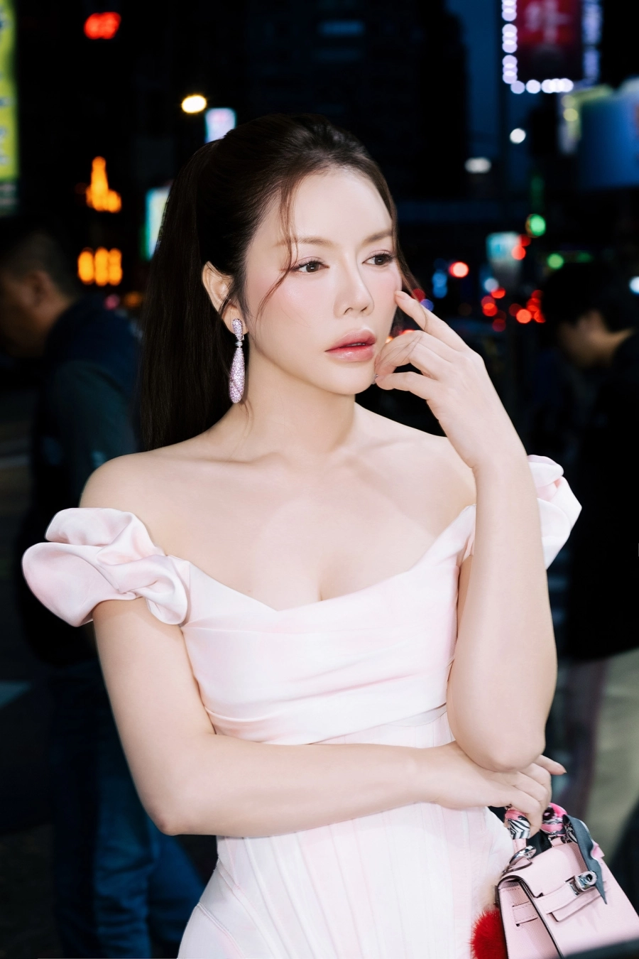Lý Nhã Kỳ 'thả dáng' street style đầy cuốn hút trên đường phố Đài Bắc