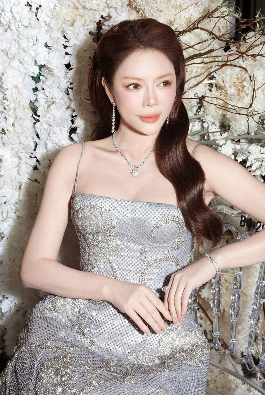 Lý Nhã Kỳ kiêu sa với đầm dạ hội độc bản dự show váy cưới của NTK Chung Thanh Phong