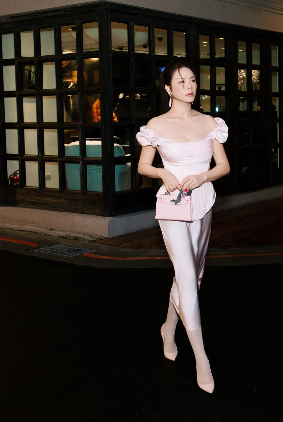 Lý Nhã Kỳ 'thả dáng' street style đầy cuốn hút trên đường phố Đài Bắc
