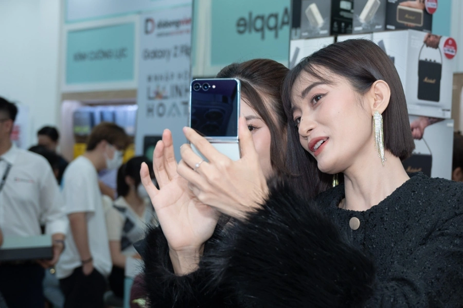 Hàng trăm Samsung Galaxy Z Fold5/ Z Flip5 được Di Động Việt giao đến tay người dùng trong tối mở bán 