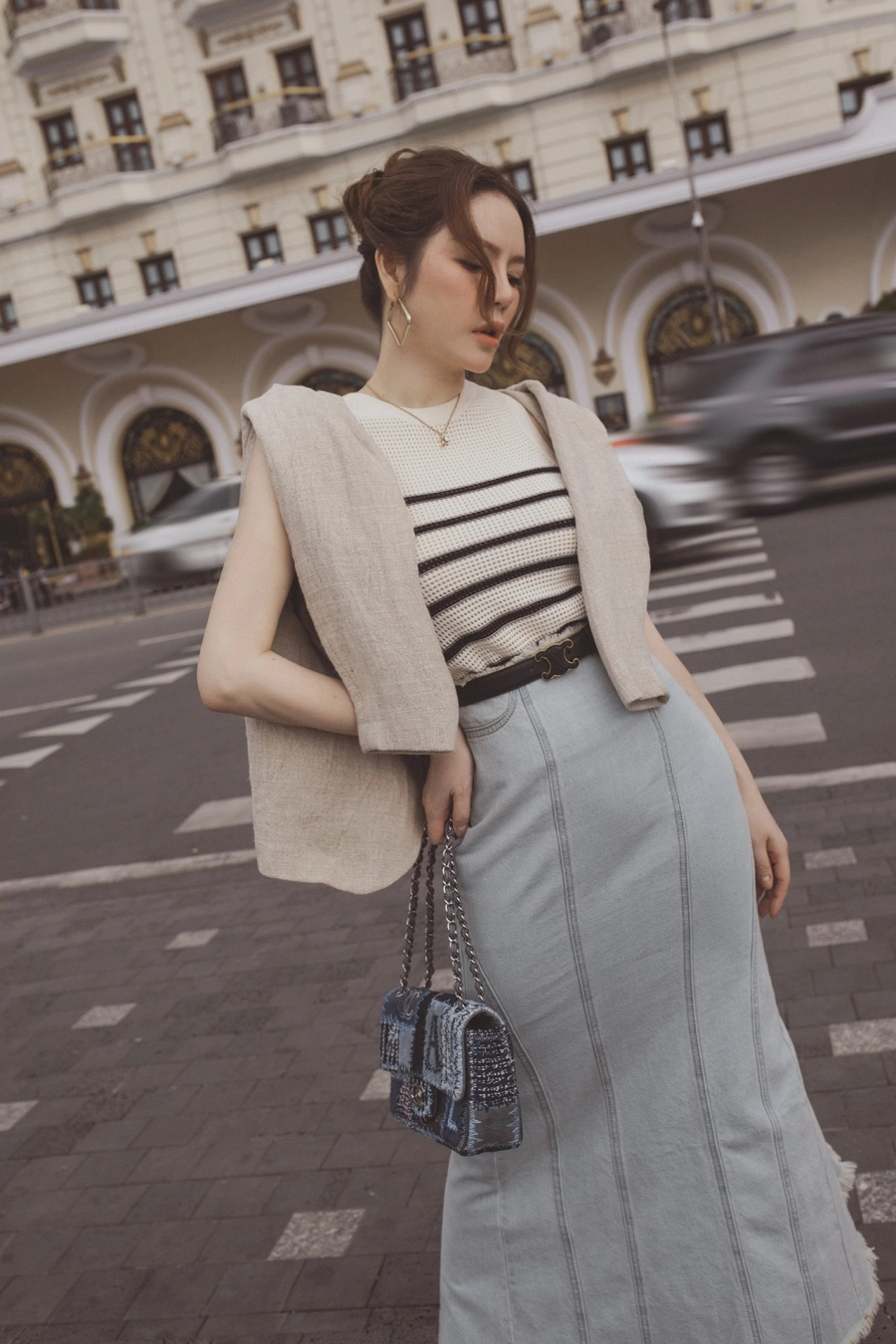 Lý Nhã Kỳ thả dáng street style nhẹ nhàng giữa trung tâm Sài thành