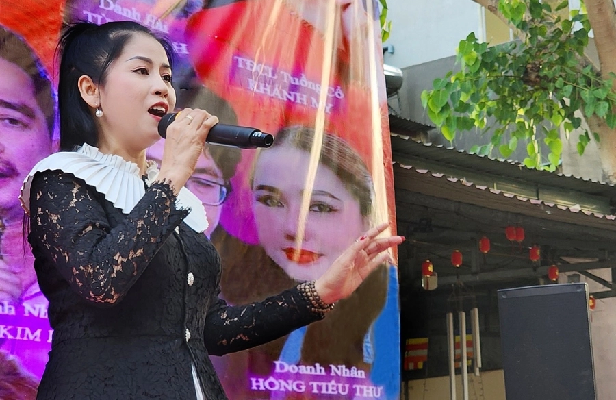 Huỳnh Nhật Thanh và nghệ sĩ  'chơi xuân' với bà con qua siêu thị 0 đồng