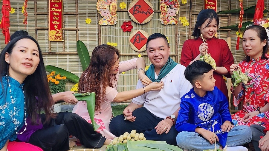 Tùng Linh - Vân Thanh nấu bánh tét mừng xuân cùng công ty Mekong River