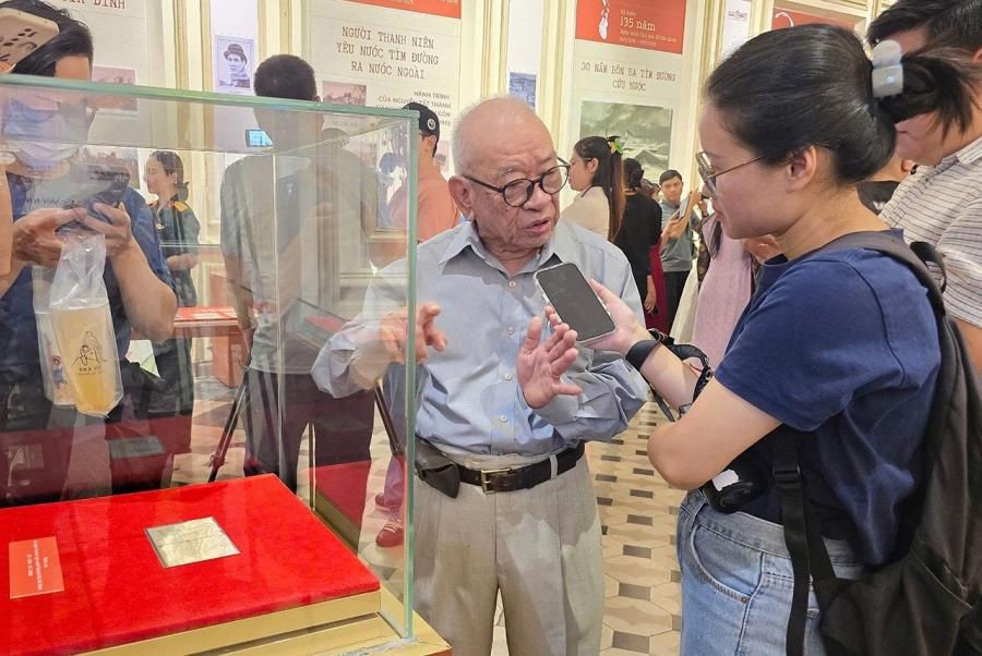 Nhạc sĩ Trần Văn Bùi với bộ sưu tập tem có chữ ký Bác Hồ