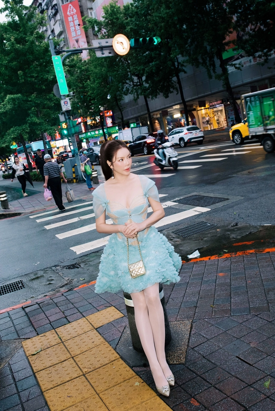 Lý Nhã Kỳ 'thả dáng' street style đầy cuốn hút trên đường phố Đài Bắc