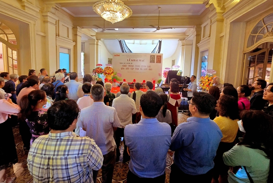 Nhạc sĩ Trần Văn Bùi với bộ sưu tập tem có chữ ký Bác Hồ