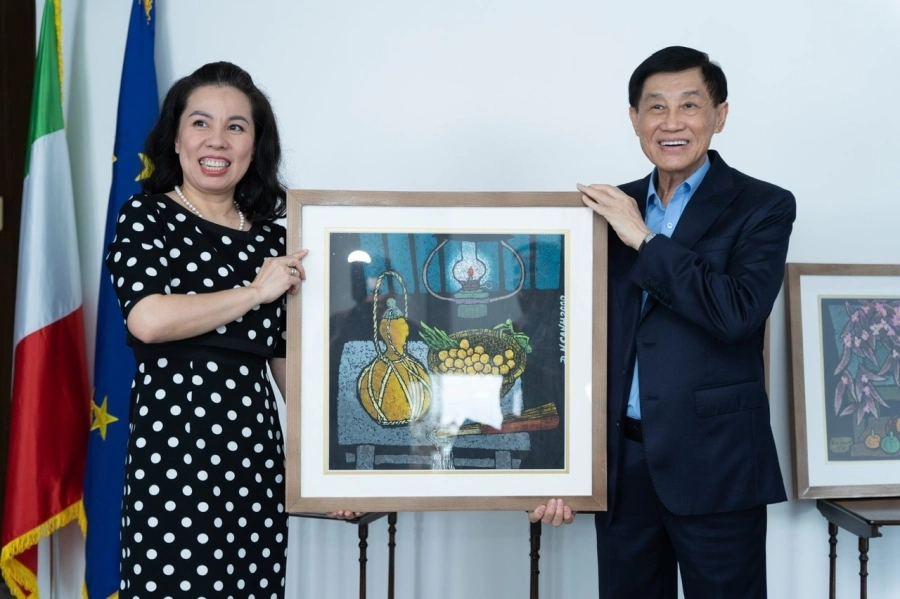 Ông Johnathan Hạnh Nguyễn đấu giá 3 bức tranh Việt Nam trị giá 2,4 tỷ đồng gây quỹ từ thiện