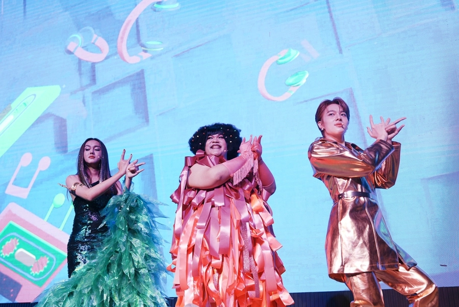 'Em xinh' Lamoon bắt tay GDH hát nhạc phim Người Đẹp Và Quái Lạ với phiên bản tiếng Việt