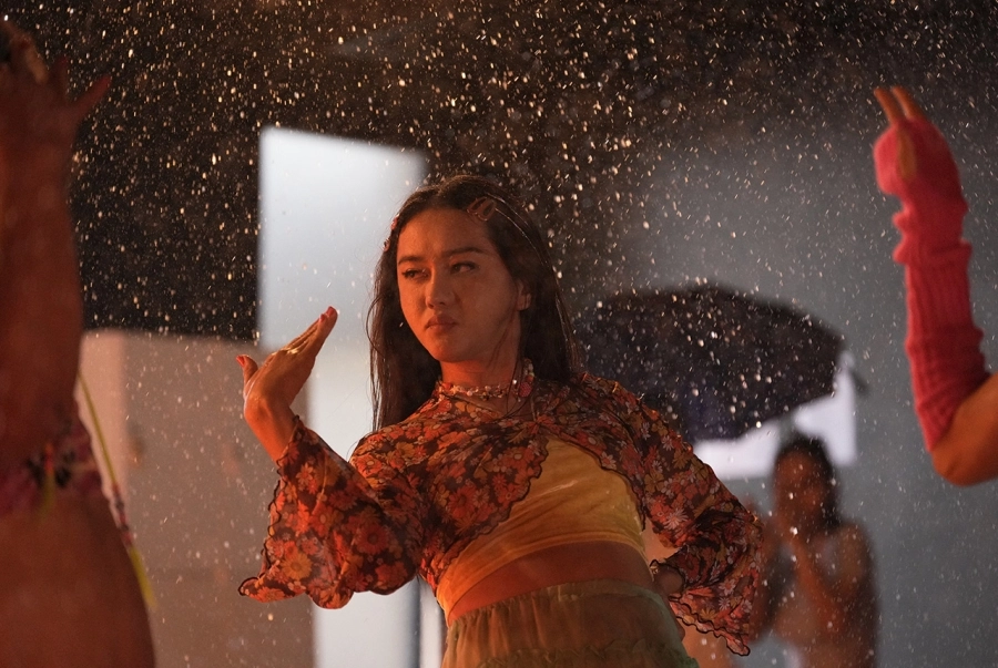 'Em xinh' Lamoon bắt tay GDH hát nhạc phim Người Đẹp Và Quái Lạ với phiên bản tiếng Việt