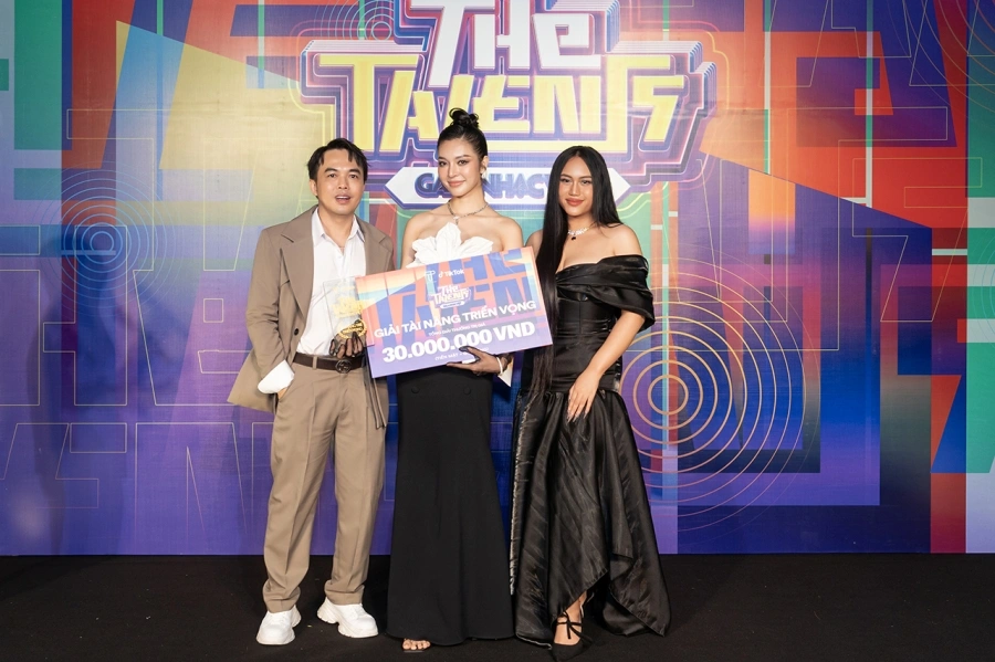 Bùi Lý Thiên Hương đoạt giải Tài năng triển vọng The Talents Gala Nhạc Việt