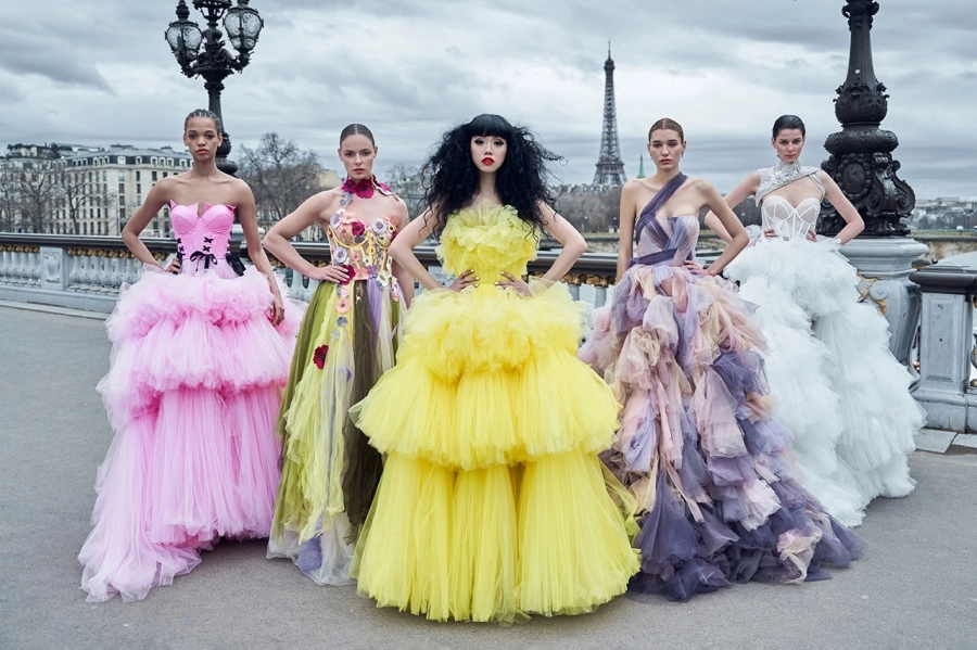 Siêu mẫu Jessica Minh Anh 'biến' cả Paris thành bữa tiệc thời trang 