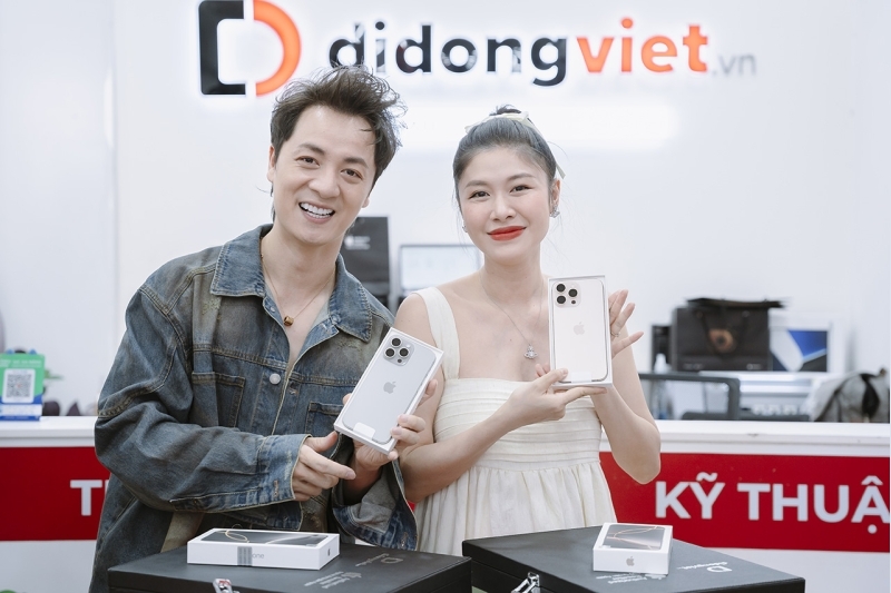 'Anh tài' Đăng Khôi cùng vợ đến Di Động Việt lên đời iPhone 16