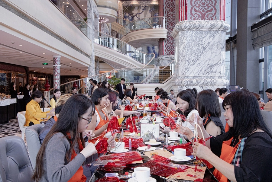 The Reverie Saigon ra mắt bst bánh Trung Thu 2025 ‘Thiên Hoa Khai Nguyệt’ 