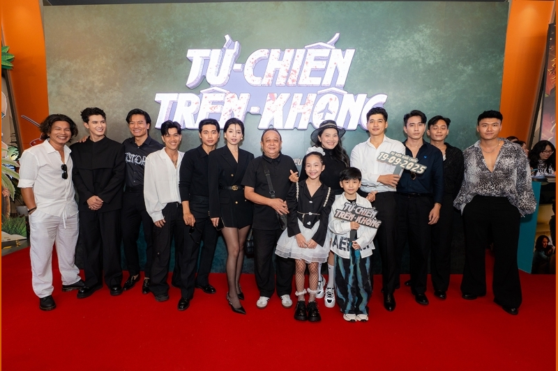 Cơ trưởng Phạm Trung Nam và tiếp viên Ngô Kim Thanh kể lại sự kiện cướp máy bay năm xưa trong showcase phim Tử Chiến Trên Không