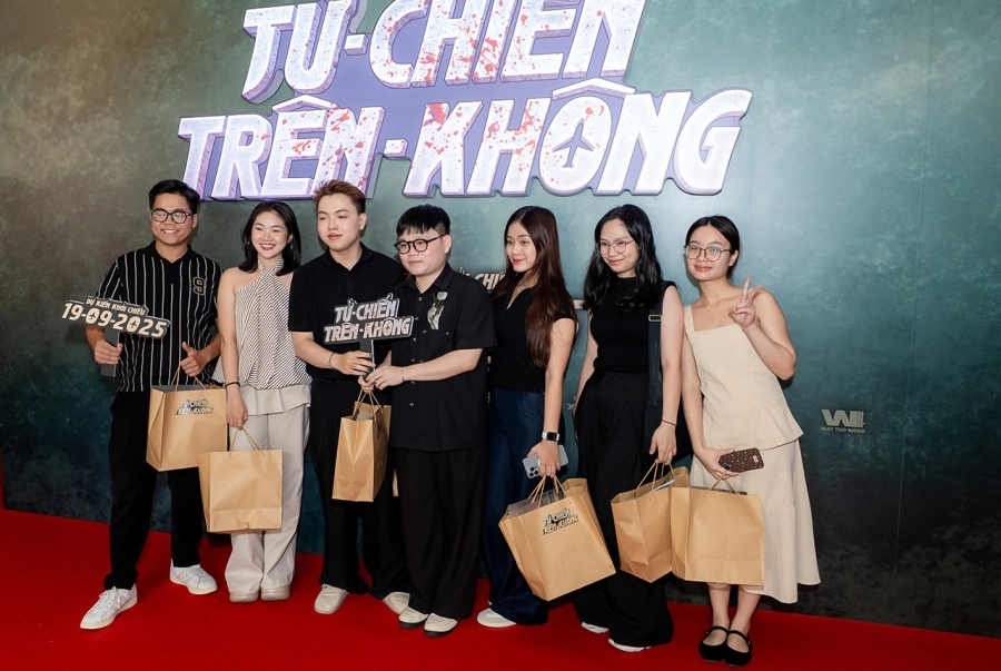 Cơ trưởng Phạm Trung Nam và tiếp viên Ngô Kim Thanh kể lại sự kiện cướp máy bay năm xưa trong showcase phim Tử Chiến Trên Không