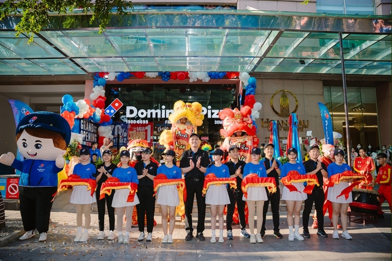‘Vua hàng hiệu’ Johnathan Hạnh Nguyễn khai trương cửa hàng Domino’s Pizza Đầu tiên tại Khánh Hòa
