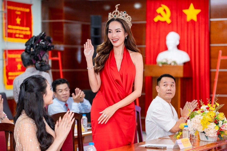 Sân chơi sắc đẹp cho sinh viên Miss HUTECH 2025 trao vương miện tiền tỉ