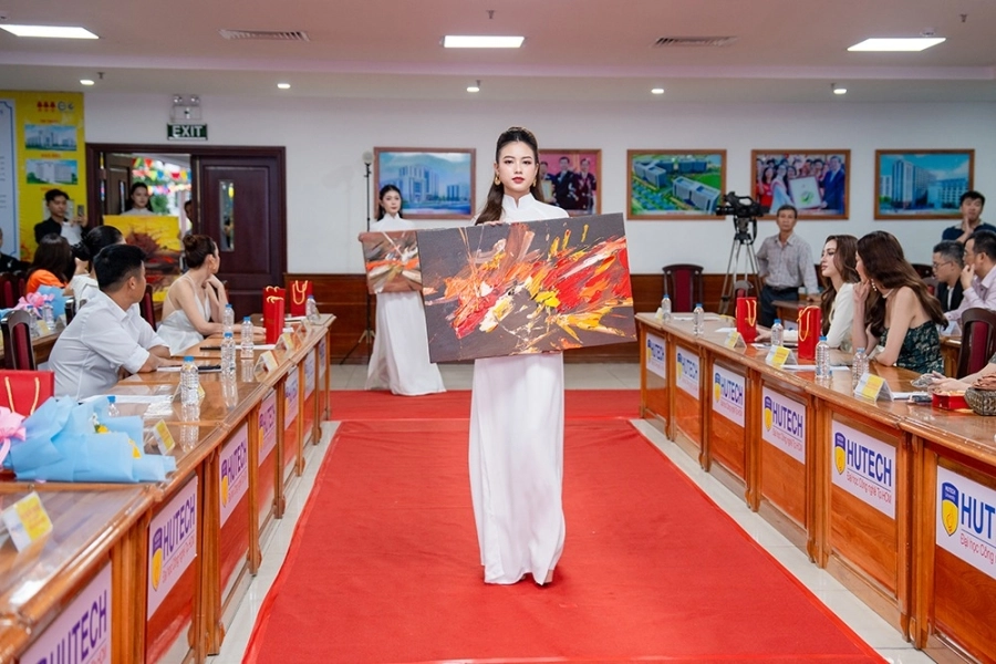 Sân chơi sắc đẹp cho sinh viên Miss HUTECH 2025 trao vương miện tiền tỉ