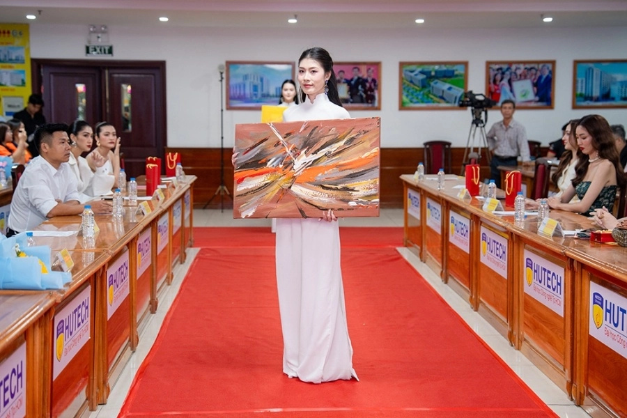 Sân chơi sắc đẹp cho sinh viên Miss HUTECH 2025 trao vương miện tiền tỉ