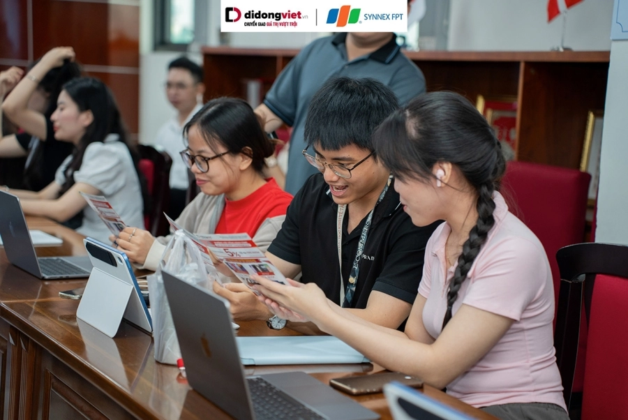 Di Động Việt  cùng Synnex FPT mang chương trình D.Educare “Mở lối nghề nghiệp cùng AI” đến với hàng nghìn sinh viên