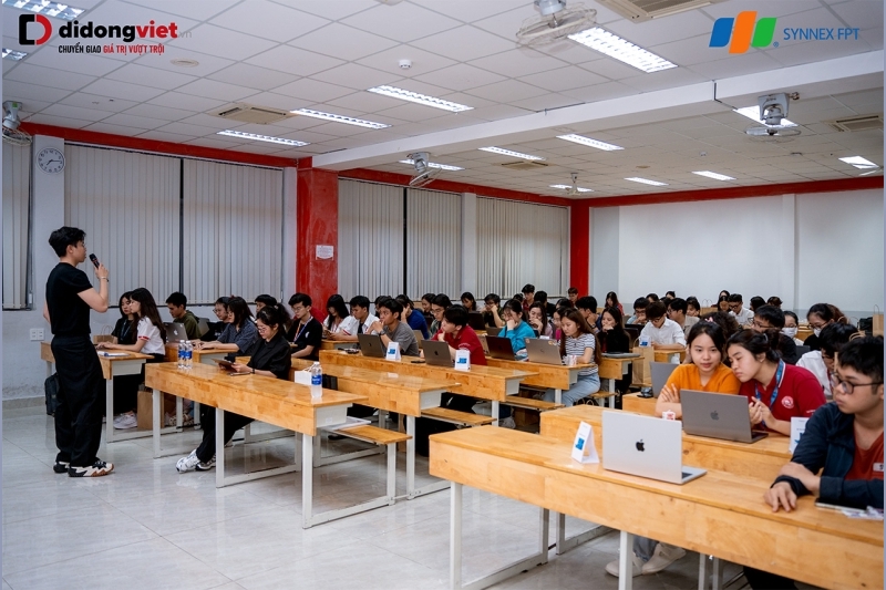 Sinh viên ĐH Ngoại thương hào hứng ‘bóc tính năng ẩn’ của MacBook cùng D.Educare