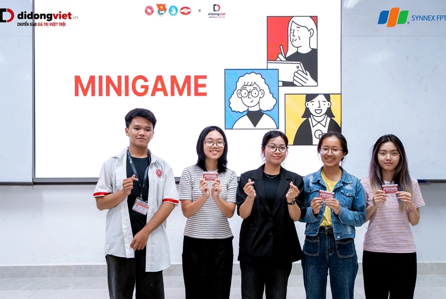 Sinh viên ĐH Ngoại thương hào hứng ‘bóc tính năng ẩn’ của MacBook cùng D.Educare