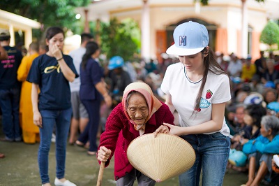 Lý Nhã Kỳ giản dị mà vẫn rạng rỡ trong chuyến từ thiện ở Khánh Hòa