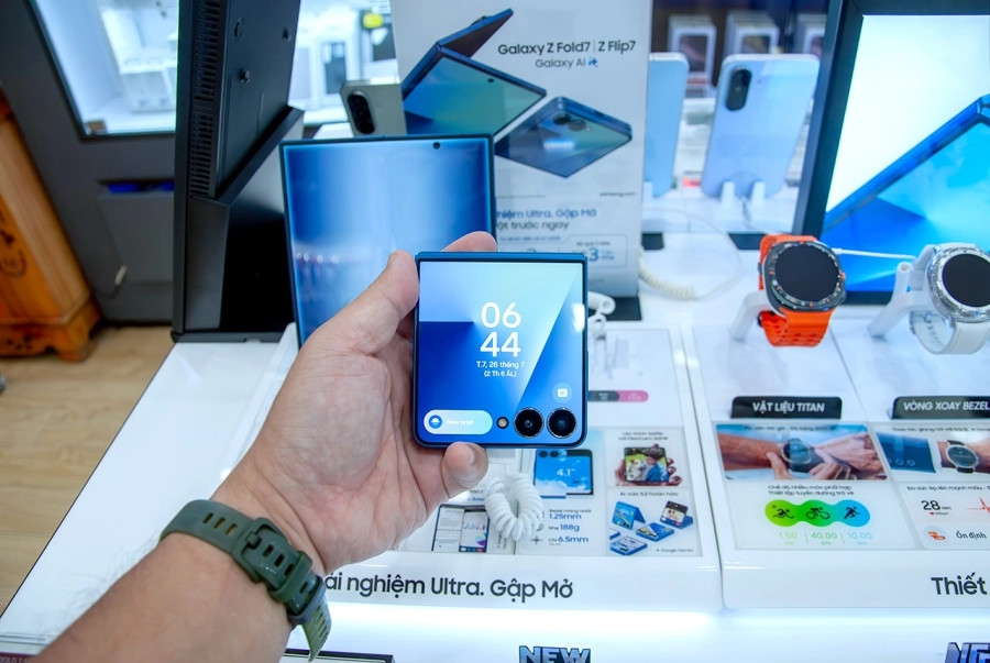 Mở bán sớm Samsung Galaxy Z Fold7/ Z Flip7, Di Động Việt trao hàng trăm máy cùng nhiều ưu đãi đến khách 