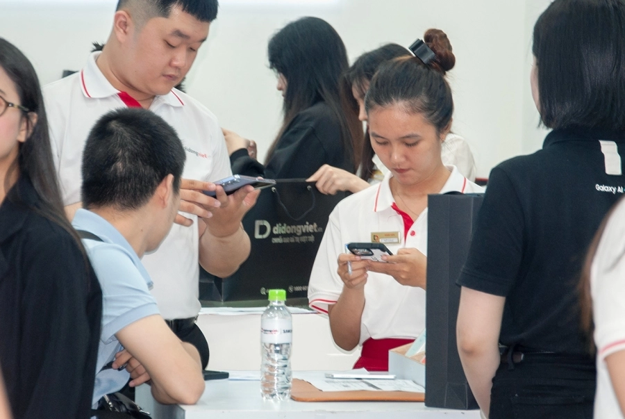 Mở bán sớm Samsung Galaxy Z Fold7/ Z Flip7, Di Động Việt trao hàng trăm máy cùng nhiều ưu đãi đến khách 
