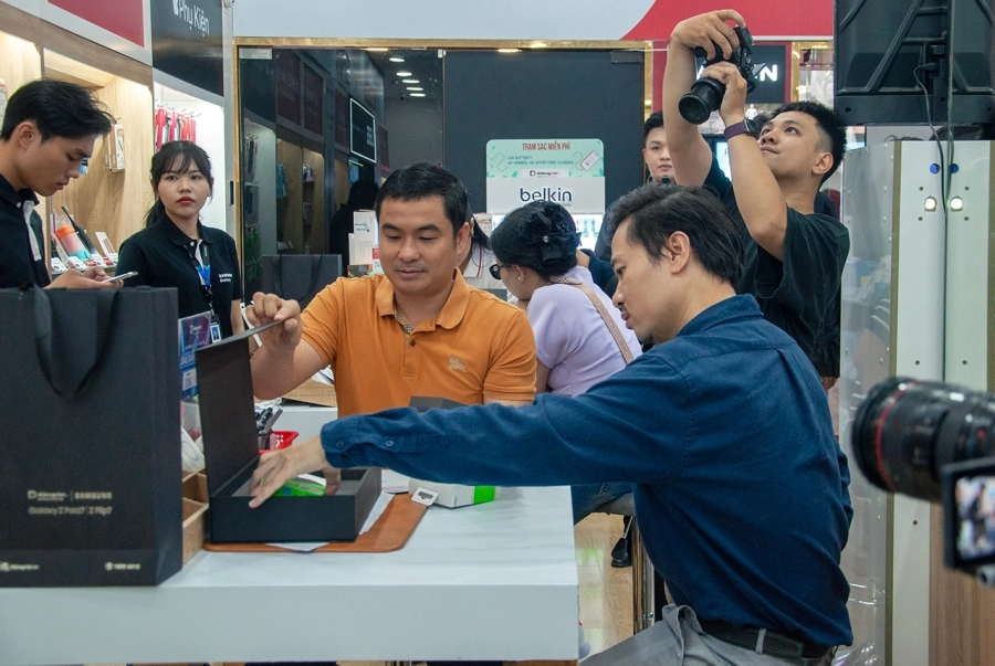 Mở bán sớm Samsung Galaxy Z Fold7/ Z Flip7, Di Động Việt trao hàng trăm máy cùng nhiều ưu đãi đến khách 