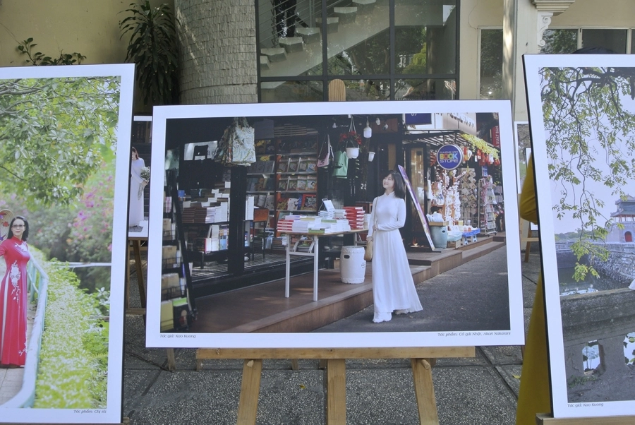 Áo dài tung bay tại triển lãm ảnh 'Áo dài tôi yêu' của nhiếp ảnh gia Kao Kuong