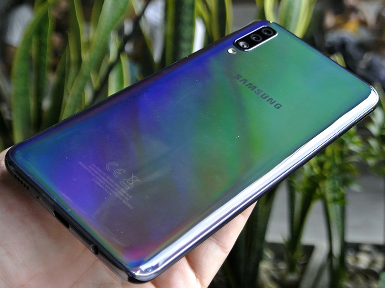 Ấn tượng Samsung Galaxy A70 đen thiên thạch