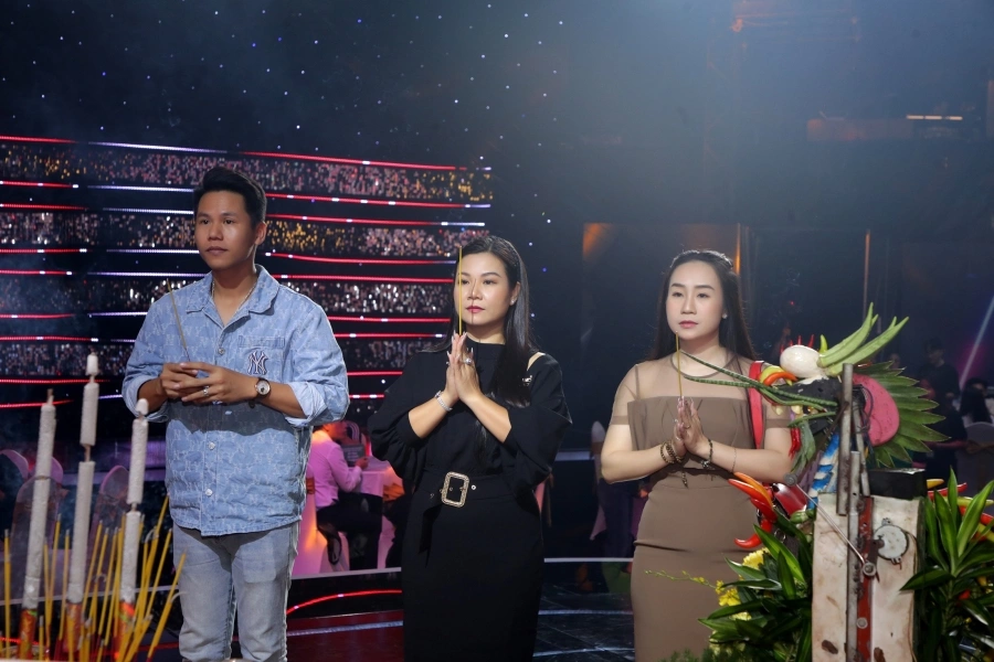 Gần 200 nghệ sĩ Việt thành tâm đến dự Lễ giỗ Tổ Sân khấu ở Jet Studio