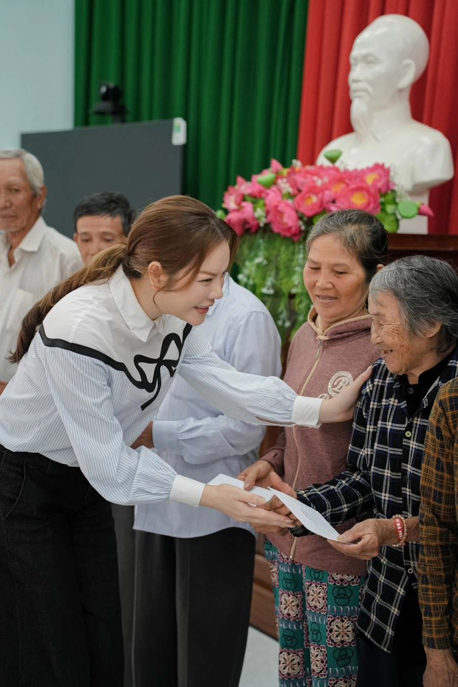 Cặp đôi 'Gió nghịch mùa' Lý Nhã Kỳ - Việt Anh tái ngộ trong chuyến thiện nguyện ở Bình 