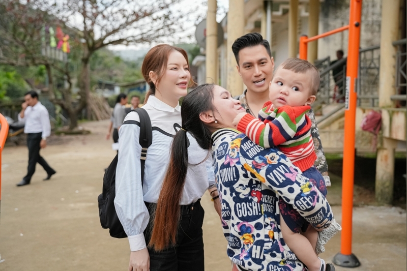 Cặp đôi 'Gió nghịch mùa' Lý Nhã Kỳ - Việt Anh tái ngộ trong chuyến thiện nguyện ở Bình 